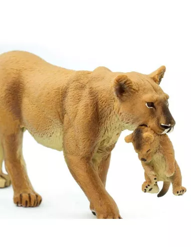 Lwica z lwiątkiem