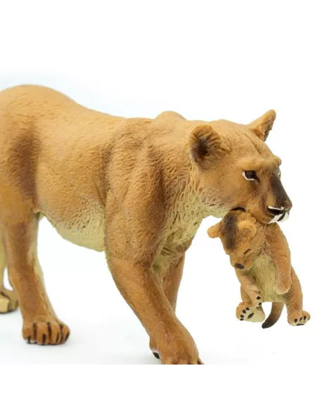 Lwica z lwiątkiem